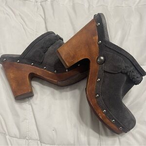 UGG Women’s Kaylee Grey Wood Clogs NWOT size 7